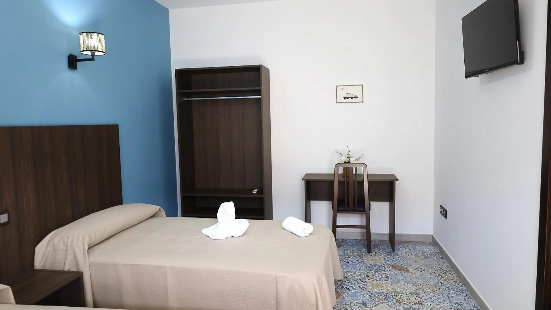 Guest house Hospedium Dlj Hostal La Paz Marmolejo Parking Gratis Spain