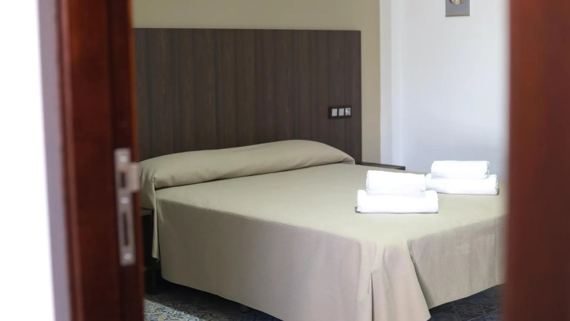 Guest house Hospedium Dlj Hostal La Paz Marmolejo Parking Gratis